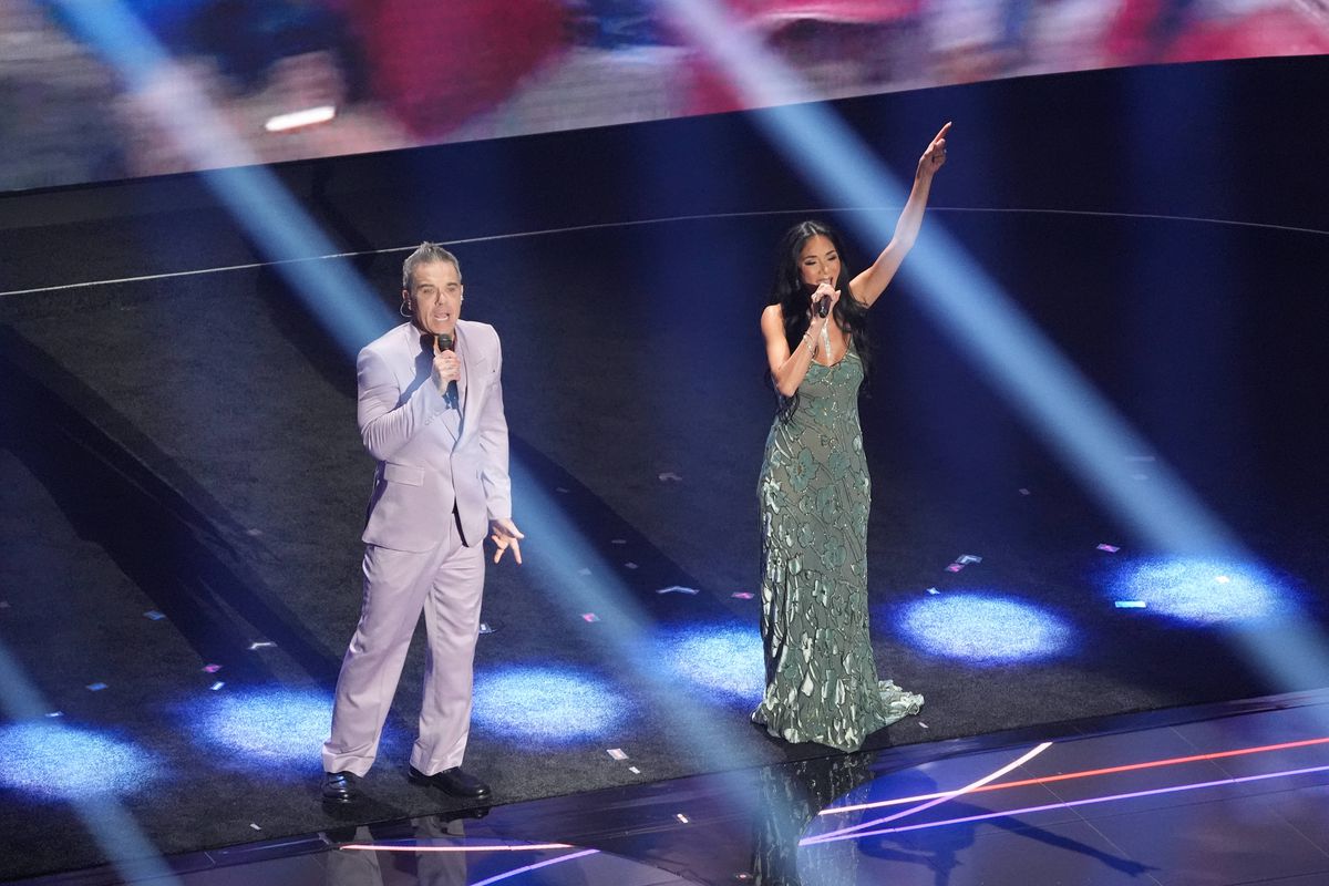 Are 47 de ani, iar ținuta ei transparentă a provocat controverse la tragerea la sorți: „Prea îndrăzneaţă pentru un eveniment fotbalistic”