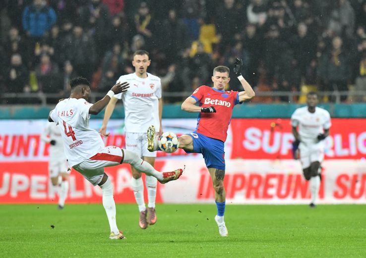 Kennedy Boateng vs Florin Tănase în FCSB - Dinamo // foto: Cristi Preda (GSP)