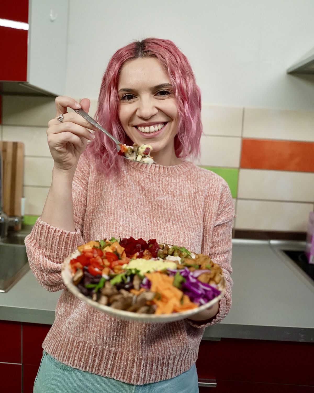 Specialistă în stil de viaţă sănătos: „Am mâncat din frigider cu rușine ani la rând. Azi îi învăț pe oameni să iubească din nou mâncarea”