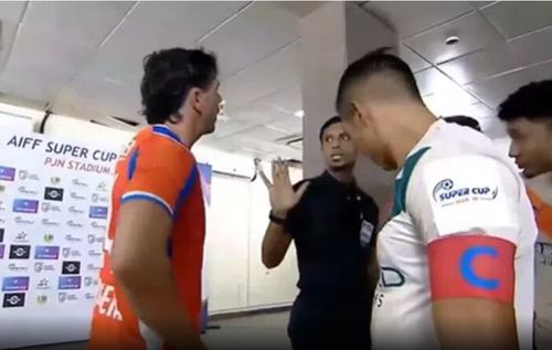 Iker Guarrotxena (stânga) de la Goa a fost eliminat de arbitru și nu a mai putut intra pe teren la meciul cu Mumbay / Foto: Captură TV