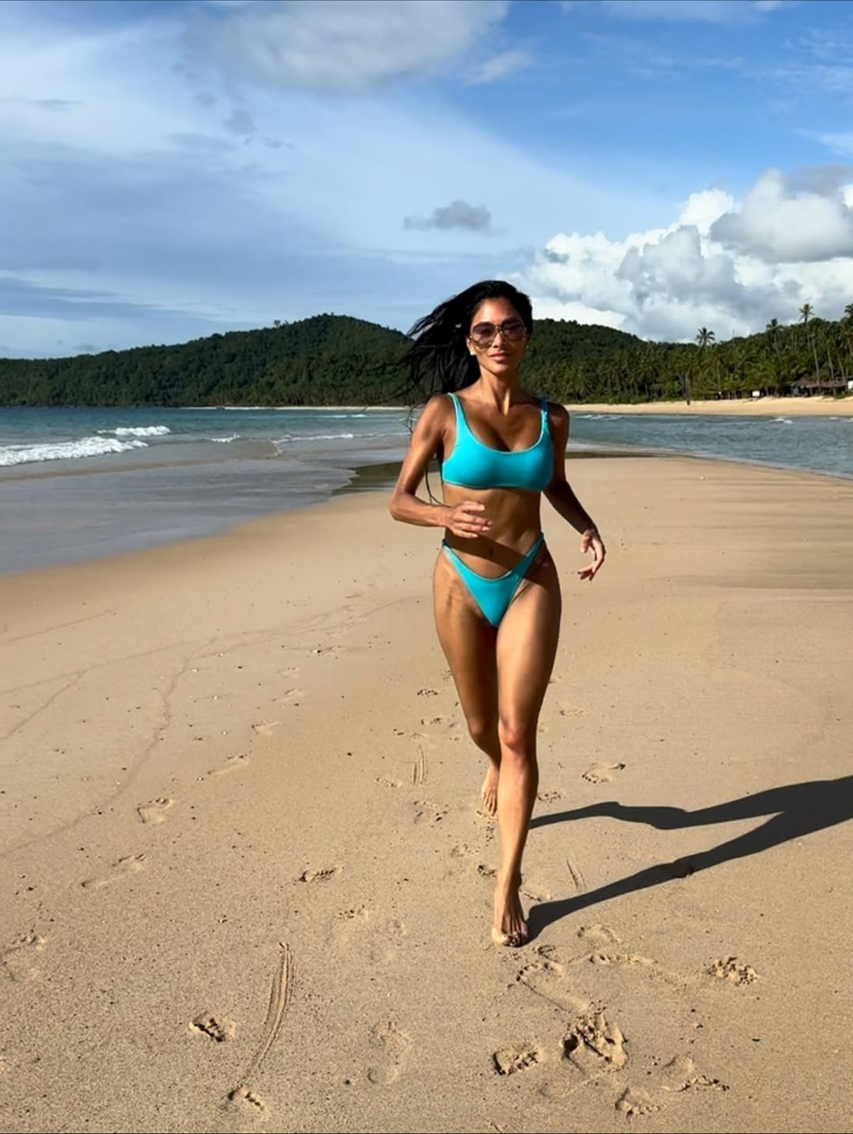 Are 47 de ani, iar ținuta ei transparentă a provocat controverse la tragerea la sorți: „Prea îndrăzneaţă pentru un eveniment fotbalistic”