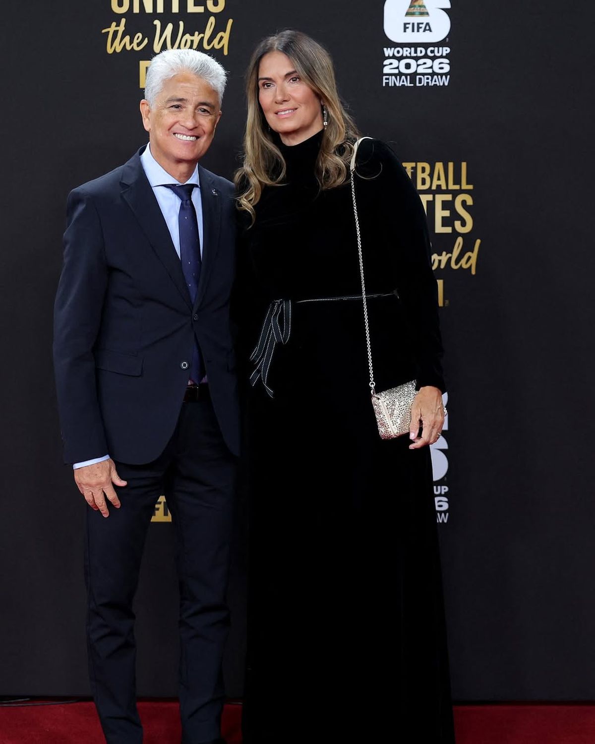 Are 47 de ani, iar ținuta ei transparentă a provocat controverse la tragerea la sorți: „Prea îndrăzneaţă pentru un eveniment fotbalistic”