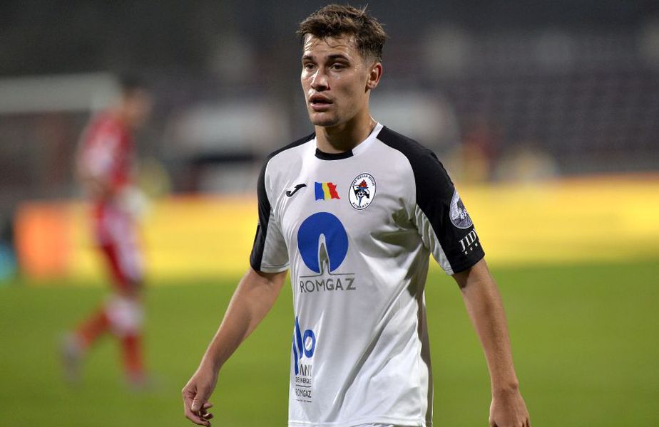 FCSB // Dilemă majoră: îl poate ține Darius Olaru pe bancă pe Dennis Man? Ce spune precedentul din lot