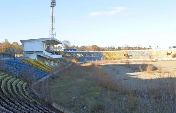 EXCLUSIV „Municipalul” din Bacău, „arena groazei”! Imagini cu stadiul dezastruos în care se află acum stadionul care obișnuia să adune 20.000 de spectatori