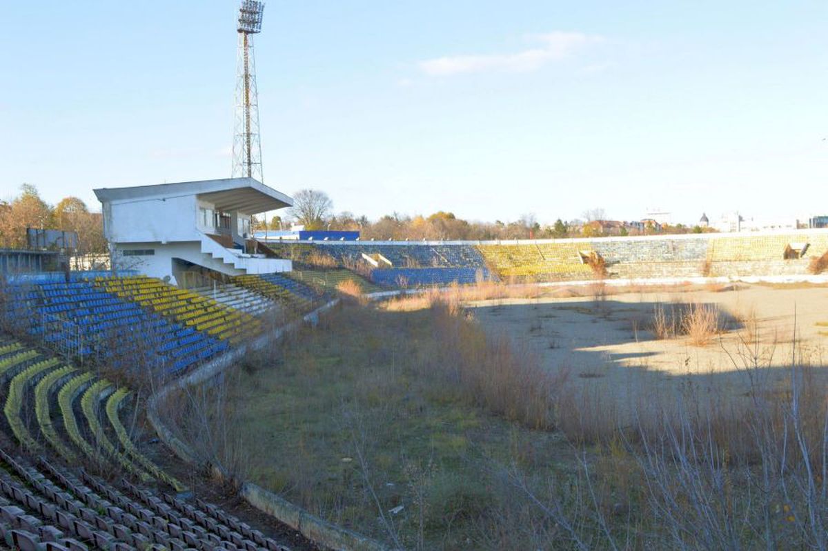 EXCLUSIV „Municipalul” din Bacău, „arena groazei”! Imagini cu stadiul dezastruos în care se află acum stadionul care obișnuia să adune 20.000 de spectatori