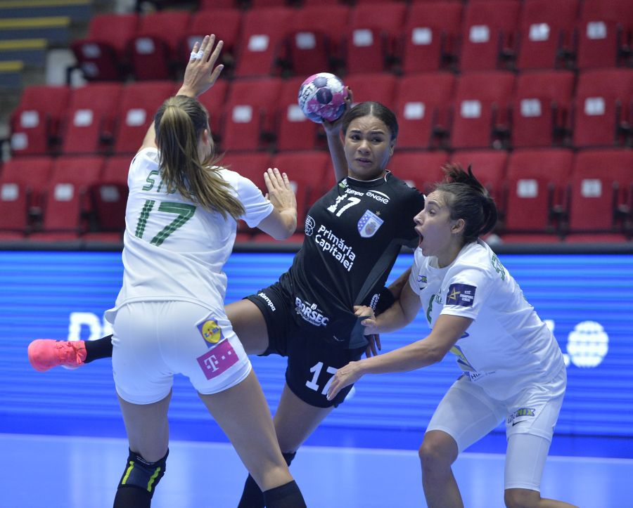 Elizabeth Omoregie încearcă să treacă de Alicia Stolle și Zita Szucsanszky FOTO Cristi Preda Elizabeth Omoregie încearcă să treacă de Alicia Stolle și Zita Szucsanszky FOTO Cristi Preda