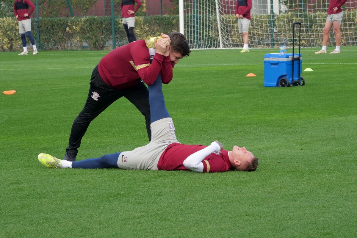 Primele imagini din cantonamentul Rapidului » Săpunaru, omul bun la toate, Moldovan și-a exasperat colegii + când e primul amical