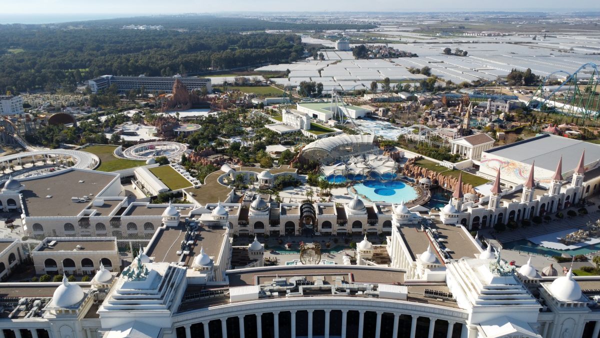 O altfel de Antalya » Peisajul din jurul hotelurilor de lux unde se pregătesc echipele din Liga 1 este dezolant: stâne de oi, sărăcie maximă și multe sere jerpelite