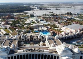 O altfel de Antalya » Peisajul din jurul hotelurilor de lux unde se pregătesc echipele din Liga 1 este dezolant: stâne de oi, sărăcie maximă și multe sere jerpelite