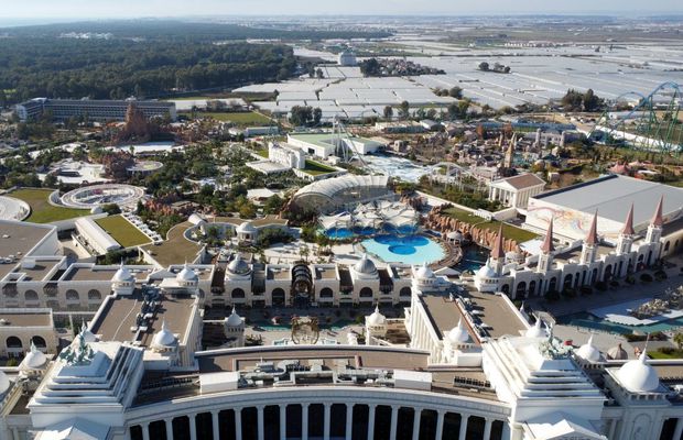 O altfel de Antalya » Peisajul din jurul hotelurilor de lux unde se pregătesc echipele din Liga 1 este dezolant: stâne de oi, sărăcie maximă și multe sere jerpelite