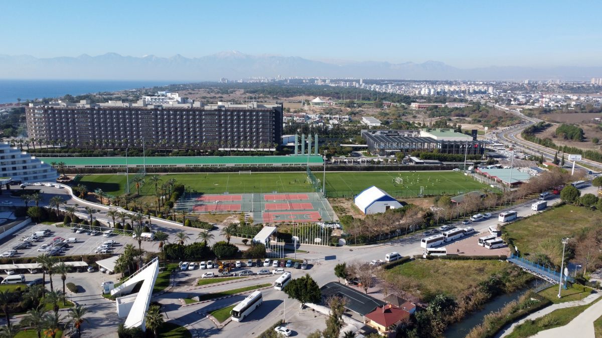 O altfel de Antalya » Peisajul din jurul hotelurilor de lux unde se pregătesc echipele din Liga 1 este dezolant: stâne de oi, sărăcie maximă și multe sere jerpelite