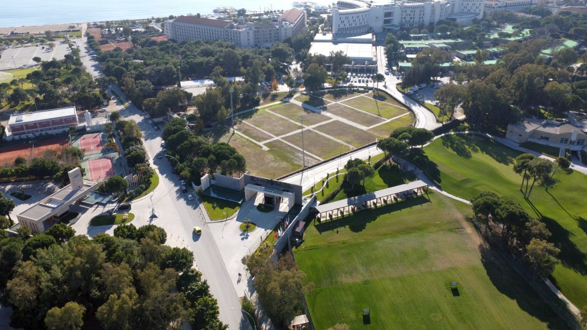 O altfel de Antalya » Peisajul din jurul hotelurilor de lux unde se pregătesc echipele din Liga 1 este dezolant: stâne de oi, sărăcie maximă și multe sere jerpelite