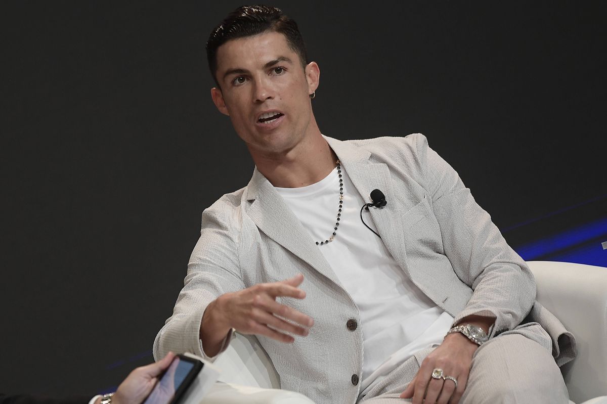 Accesoriul preferat al lui Cristiano Ronaldo » Poartă un inel de logodnă care costă o avere!