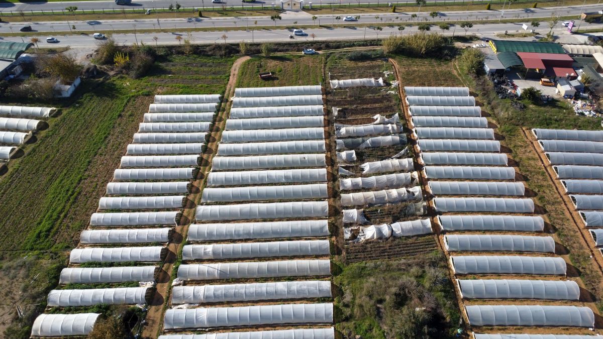 O altfel de Antalya » Peisajul din jurul hotelurilor de lux unde se pregătesc echipele din Liga 1 este dezolant: stâne de oi, sărăcie maximă și multe sere jerpelite