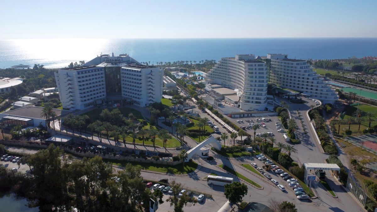 O altfel de Antalya » Peisajul din jurul hotelurilor de lux unde se pregătesc echipele din Liga 1 este dezolant: stâne de oi, sărăcie maximă și multe sere jerpelite