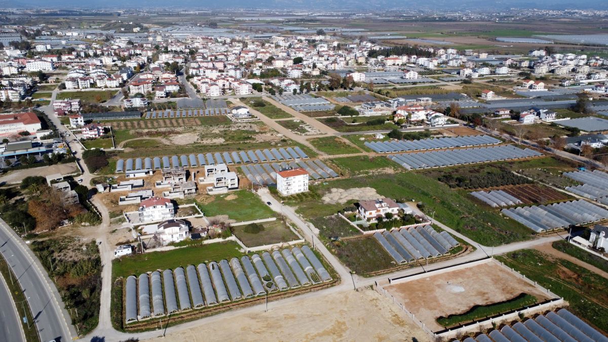 O altfel de Antalya » Peisajul din jurul hotelurilor de lux unde se pregătesc echipele din Liga 1 este dezolant: stâne de oi, sărăcie maximă și multe sere jerpelite