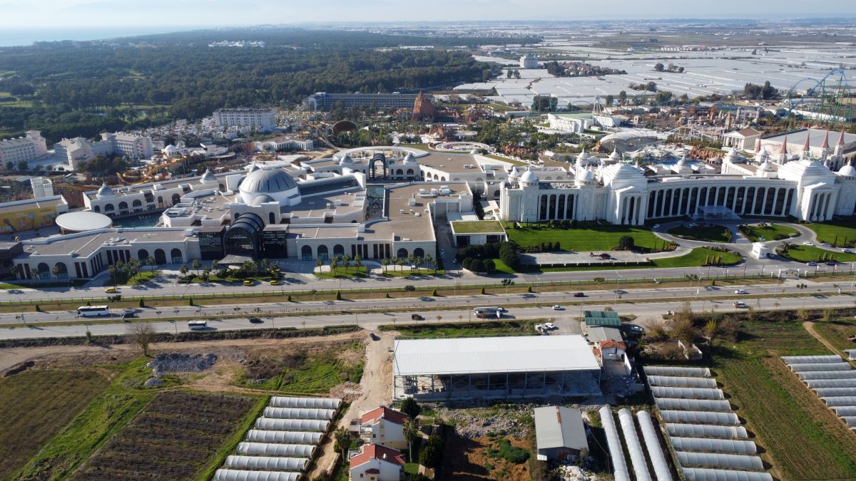 O altfel de Antalya » Peisajul din jurul hotelurilor de lux unde se pregătesc echipele din Liga 1 este dezolant: stâne de oi, sărăcie maximă și multe sere jerpelite