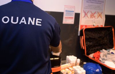 Un internațional, prins la aeroport cu 100 kg de cocaină în bagaj!