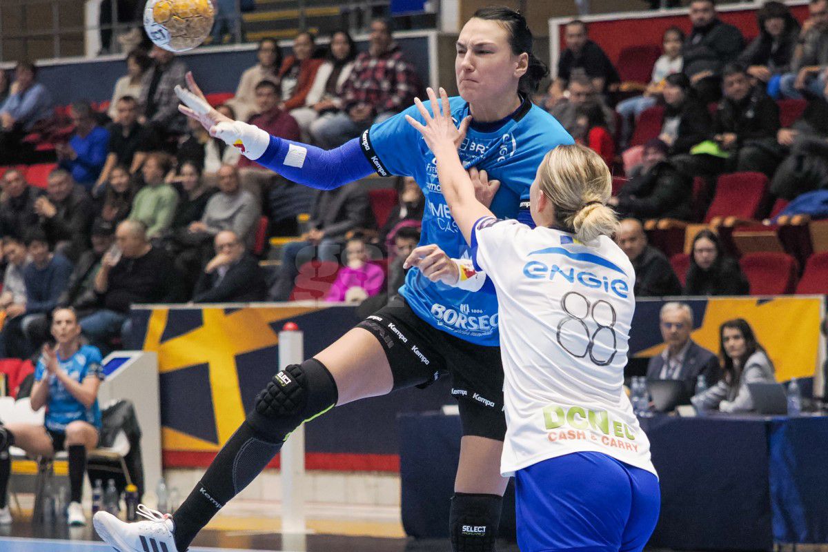 Imagini curioase la Polivalentă » Două jucătoare au trăit o experiență umilitoare astăzi, în CSM București - Buducnost