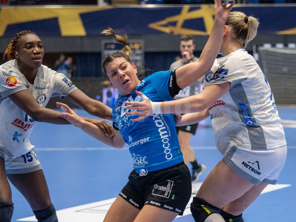 Imagini curioase la Polivalentă » Două jucătoare au trăit o experiență umilitoare astăzi, în CSM București - Buducnost