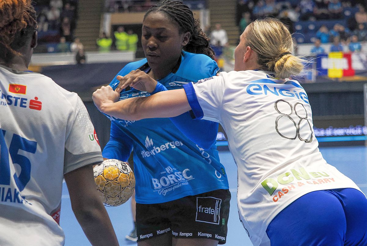 Imagini curioase la Polivalentă » Două jucătoare au trăit o experiență umilitoare astăzi, în CSM București - Buducnost