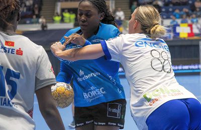 Imagini curioase la Polivalentă » Două jucătoare au trăit o experiență umilitoare astăzi, în CSM București - Buducnost