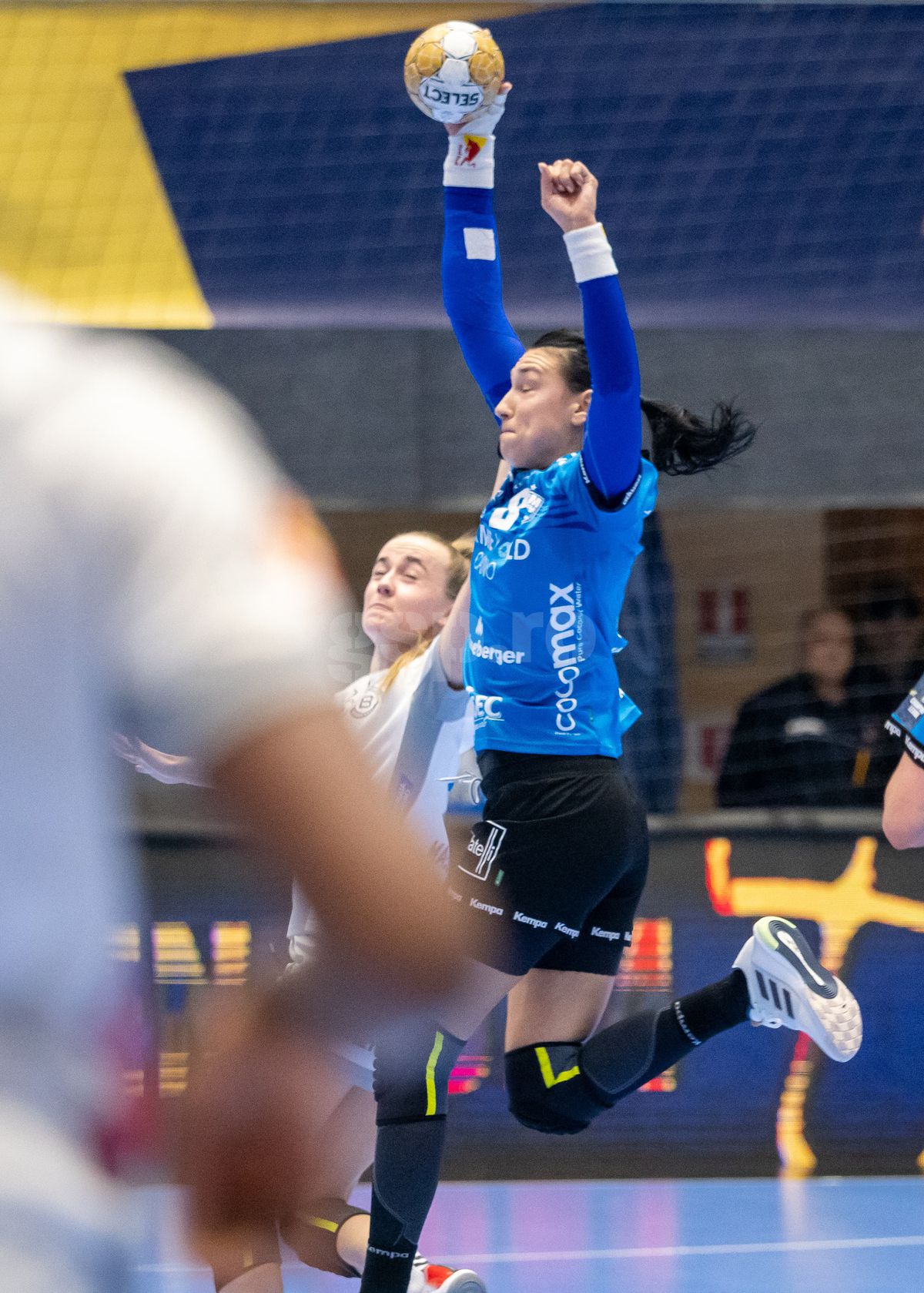 Imagini curioase la Polivalentă » Două jucătoare au trăit o experiență umilitoare astăzi, în CSM București - Buducnost