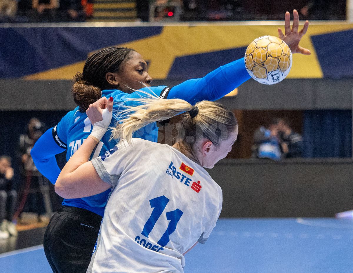 Imagini curioase la Polivalentă » Două jucătoare au trăit o experiență umilitoare astăzi, în CSM București - Buducnost