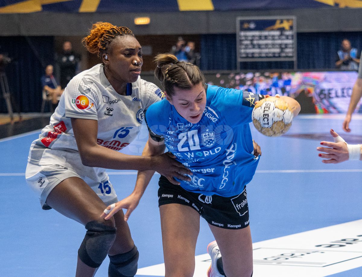 Imagini curioase la Polivalentă » Două jucătoare au trăit o experiență umilitoare astăzi, în CSM București - Buducnost