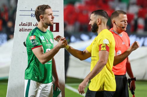 Jordan Henderson, căpitanul lui Al-Ettifaq, strângându-i mâna lui Karim Benzema înaintea meciului cu Al-Ittihad Foto: Guliver/GettyImages