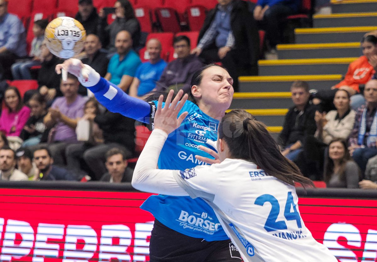 Imagini curioase la Polivalentă » Două jucătoare au trăit o experiență umilitoare astăzi, în CSM București - Buducnost