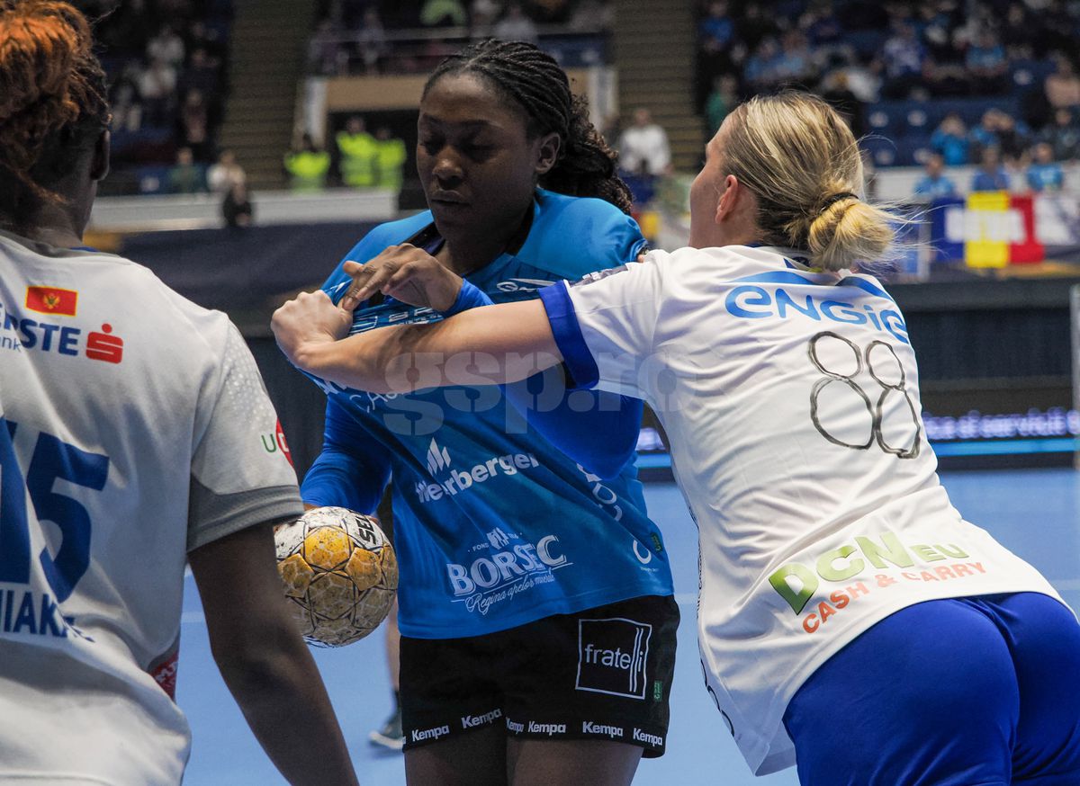 Imagini curioase la Polivalentă » Două jucătoare au trăit o experiență umilitoare astăzi, în CSM București - Buducnost