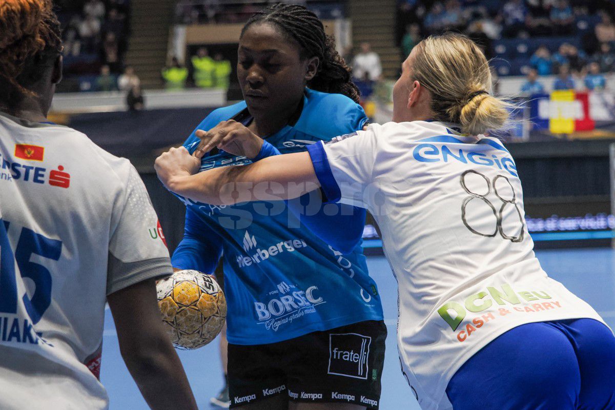 Imagini curioase la Polivalentă » Două jucătoare au trăit o experiență umilitoare astăzi, în CSM București - Buducnost