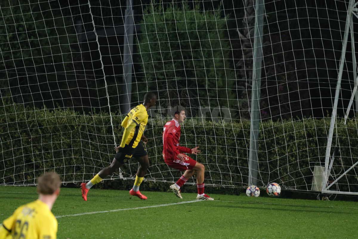 A jucat sub ochii lui Lucescu și surprinde: „Nu mă gândesc la națională” » Ironie către un coleg: „El așteaptă, dar nu știe că nea Mircea a plecat”