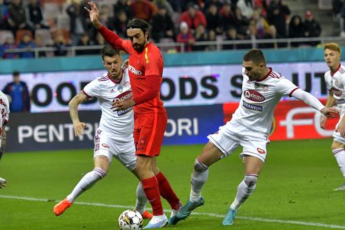 Mark Tamas (in stanga, in duel cu Compagno), într-un Sepsi - FCSB. Foto: Imago Images