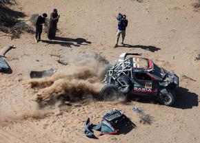 A făcut Dacia praf » Sebastian Loeb s-a răsturnat în Raliul Dakar cu mașina producătorului din România