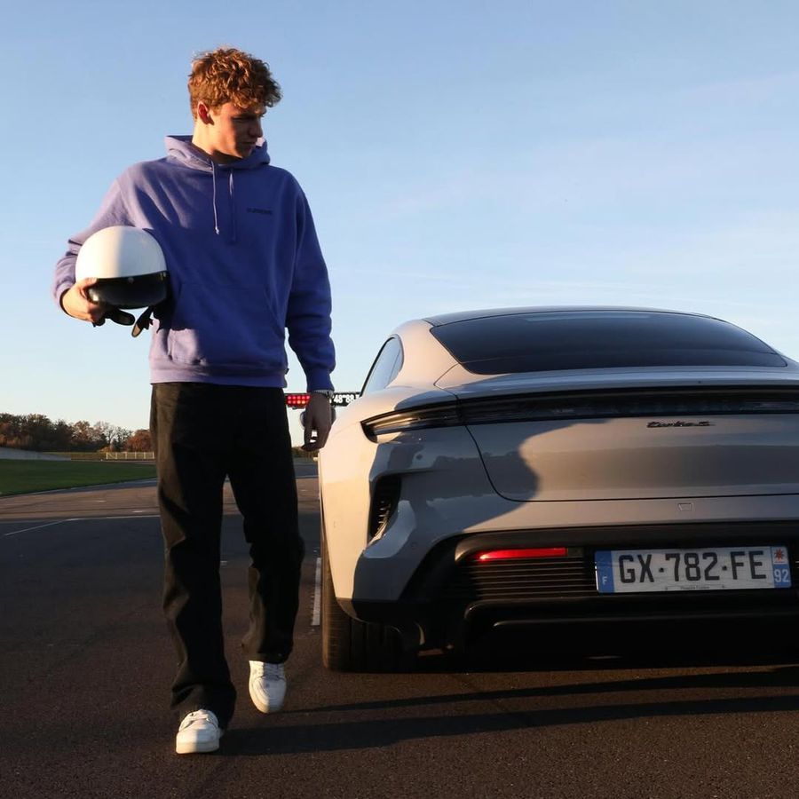 Leon Marchand conduce și el un Porsche, la fel ca David Popovici