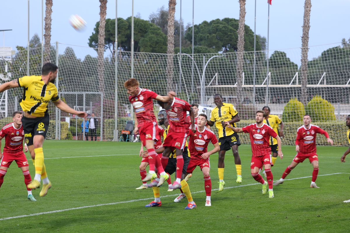 A jucat sub ochii lui Lucescu și surprinde: „Nu mă gândesc la națională” » Ironie către un coleg: „El așteaptă, dar nu știe că nea Mircea a plecat”