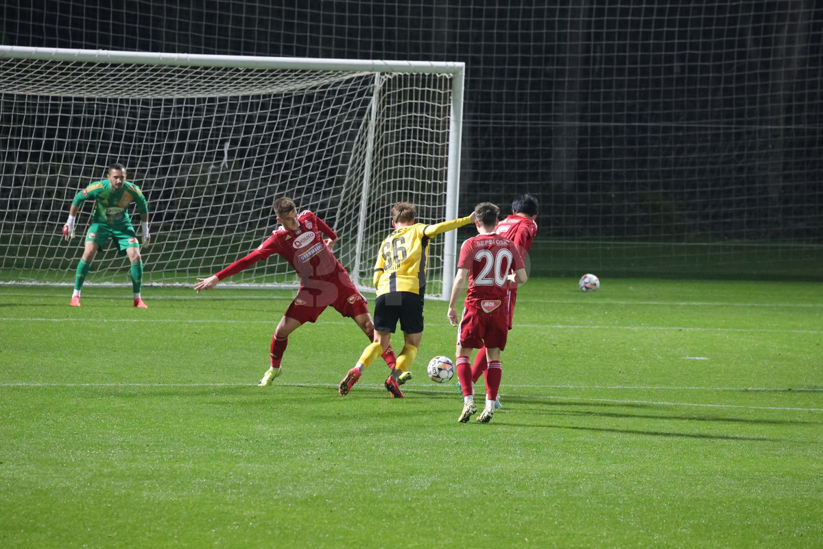 A jucat sub ochii lui Lucescu și surprinde: „Nu mă gândesc la națională” » Ironie către un coleg: „El așteaptă, dar nu știe că nea Mircea a plecat”