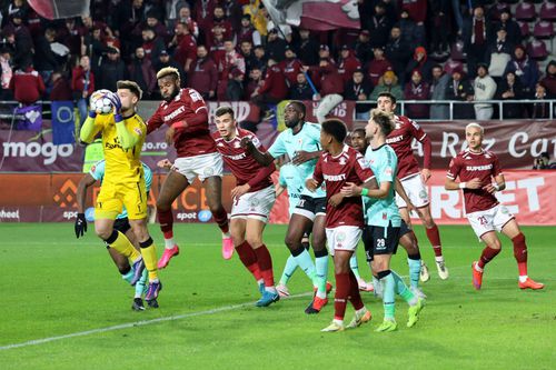 Clinton N'Jie nu poate ajunge în cantonamentul Rapidului la Dubai