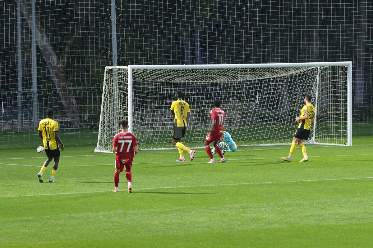 A jucat sub ochii lui Lucescu și surprinde: „Nu mă gândesc la națională” » Ironie către un coleg: „El așteaptă, dar nu știe că nea Mircea a plecat”