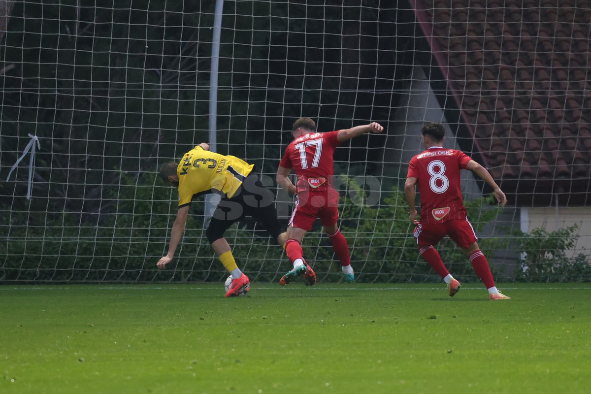 A jucat sub ochii lui Lucescu și surprinde: „Nu mă gândesc la națională” » Ironie către un coleg: „El așteaptă, dar nu știe că nea Mircea a plecat”