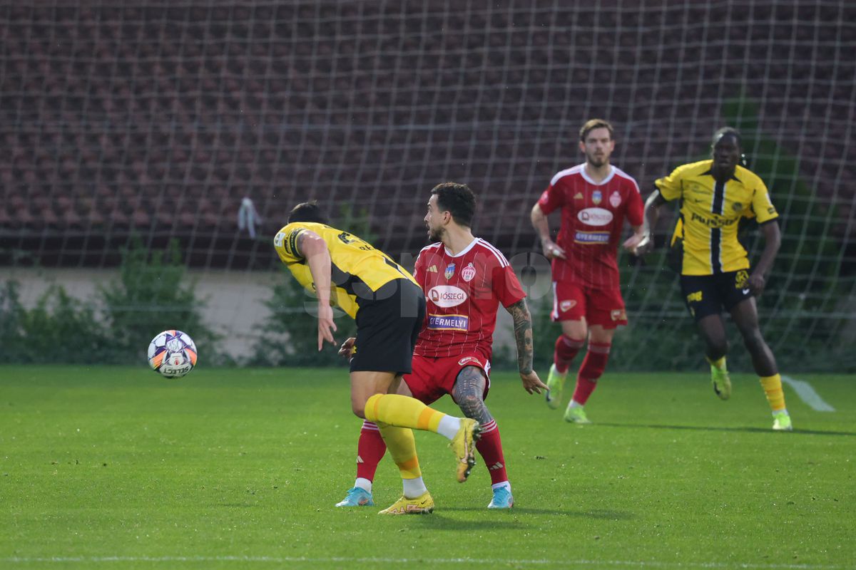 A jucat sub ochii lui Lucescu și surprinde: „Nu mă gândesc la națională” » Ironie către un coleg: „El așteaptă, dar nu știe că nea Mircea a plecat”