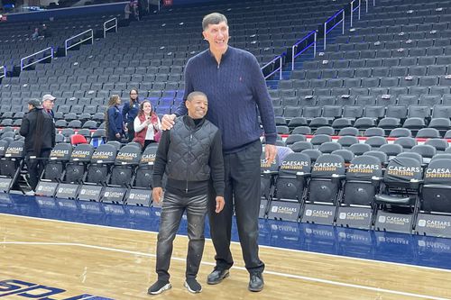 Gheorghe Mureșan și Muggsy Bogues/Foto: X