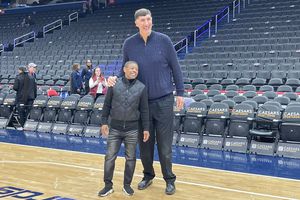 Gluma spontană a lui Gheorghe Mureșan în dialog cu un copil: „E WiFi mai bun aici” + Revederea cu cel mai scund jucător din istoria NBA