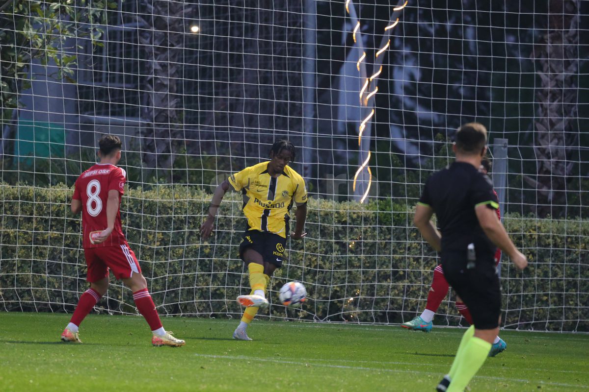 A jucat sub ochii lui Lucescu și surprinde: „Nu mă gândesc la națională” » Ironie către un coleg: „El așteaptă, dar nu știe că nea Mircea a plecat”