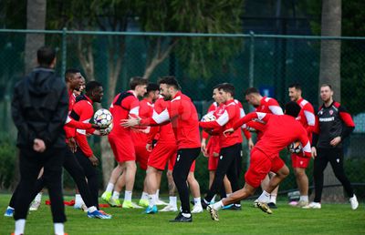 7 detalii surprinse de reporterii GSP la antrenamentul lui Dinamo: voie bună printre palmieri, defibrilatorul lângă banca de rezerve, Kopic și Florentin Petre băgați la mijloc de elevii lor