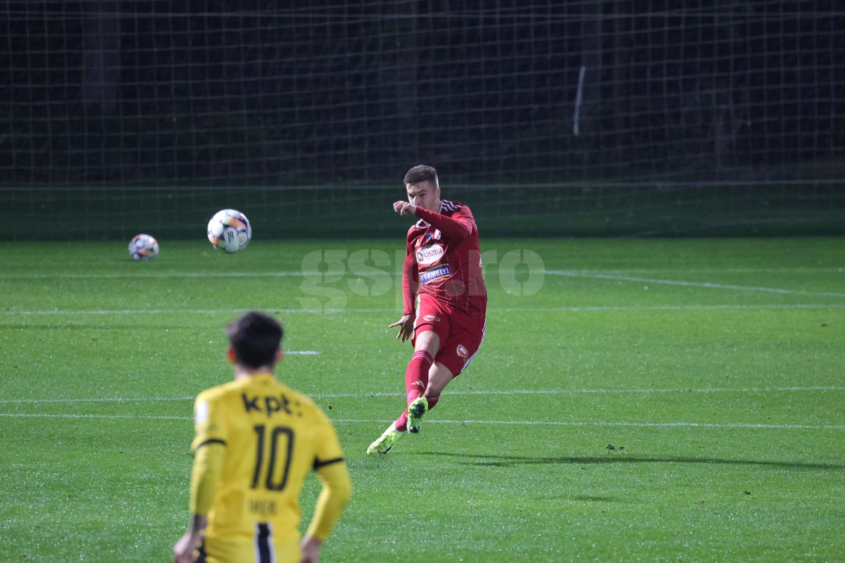 A jucat sub ochii lui Lucescu și surprinde: „Nu mă gândesc la națională” » Ironie către un coleg: „El așteaptă, dar nu știe că nea Mircea a plecat”