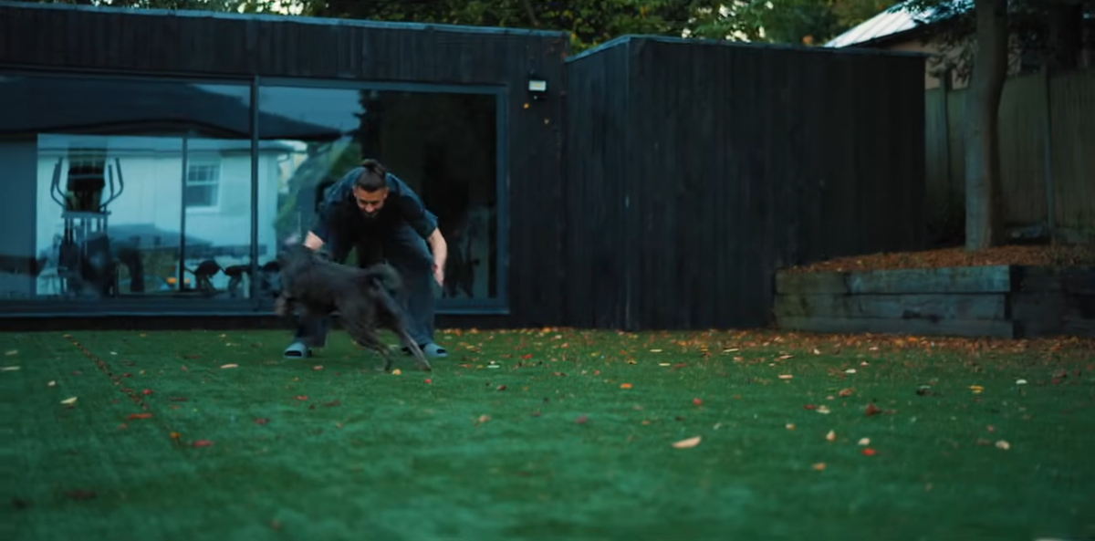 Radu Drăgușin așa cum nu l-ai mai văzut » Fundașul a deschis ușa casei sale din Londra