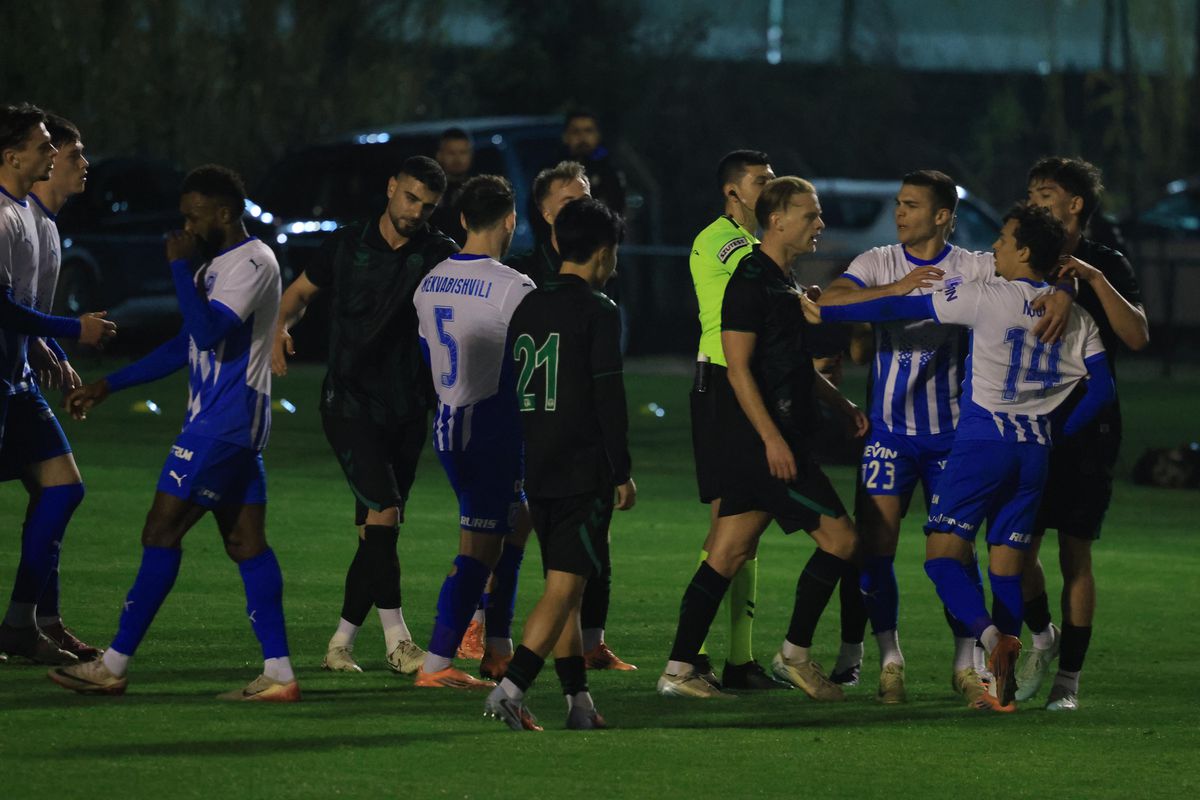 Universitatea Craiova - Konyaspor s-a încheiat cu mare scandal! Arbitrul a fluierat finalul în minutul 88 din cauza incidentelor